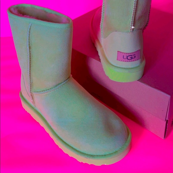 Ugg’s Neon - Picture 1 of 9
